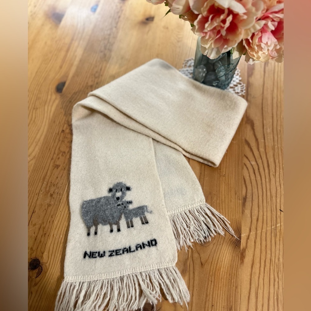 NEW ZEALAND 100% MERINO LAMBSWOOL! Ivory scarf with Mom & Baby Grey Sheep